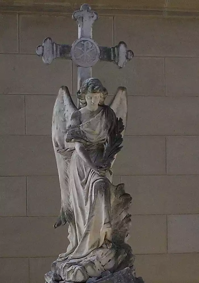 Escultura de mármol blanco en panteón