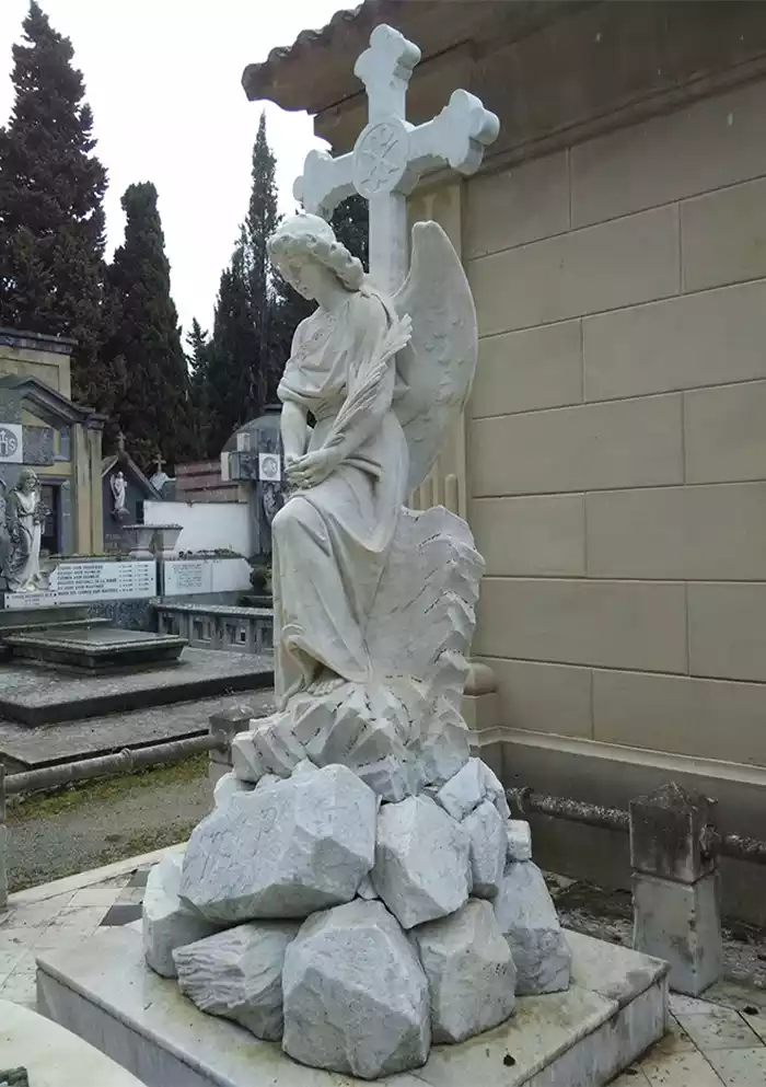 Escultura de mármol blanco en panteón