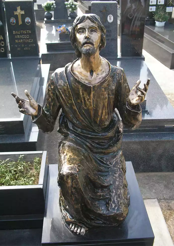 Figura de bronce en panteón de cementerio restauración