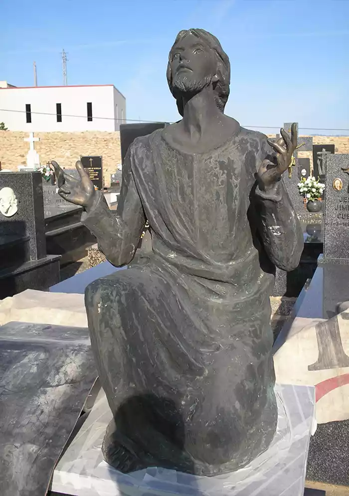 Figura de bronce en panteón de cementerio sin restaurar
