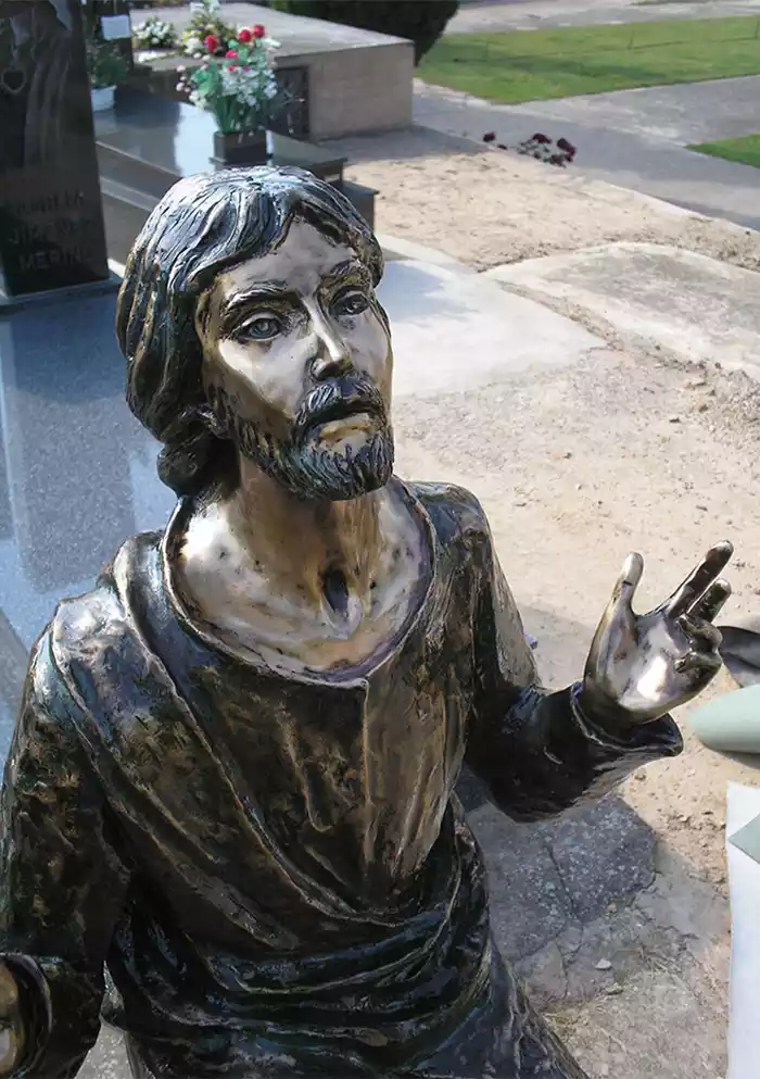Figura de bronce en panteón de cementerio restauración