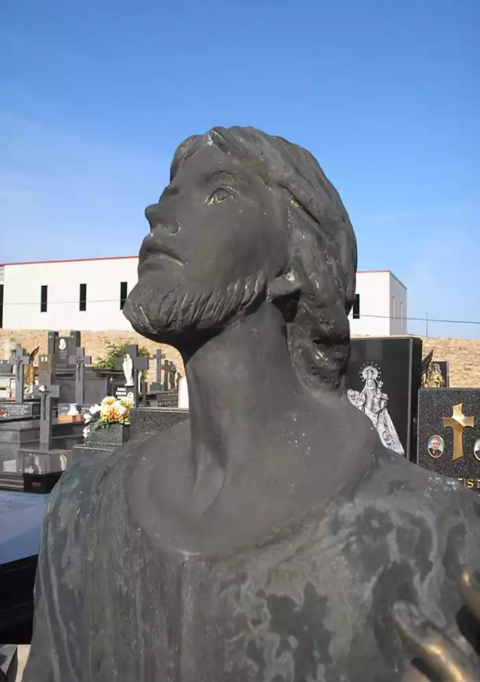 Figura de bronce en panteón de cementerio sin restaurar